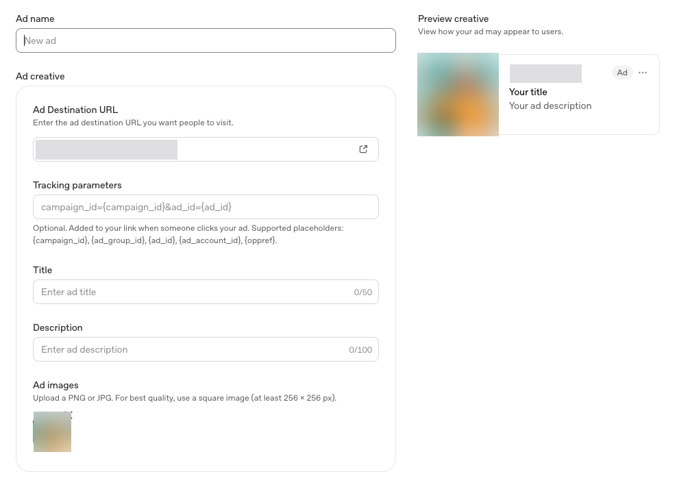 Annonceopsætning i OpenAI Ads Manager: destinations-URL, tracking-parametre, titel, beskrivelse, billedupload og et live preview af annoncen.