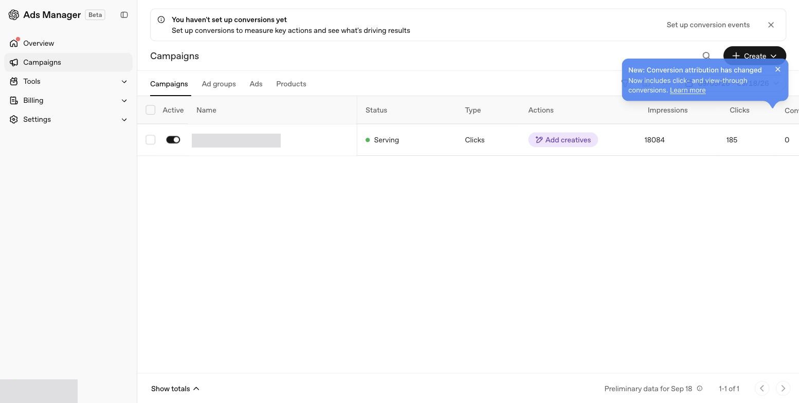 OpenAI Ads Manager med en kørende kampagne, faneblade for Campaigns, Ad groups, Ads og Products, og en notits om ny konverteringsattribution.